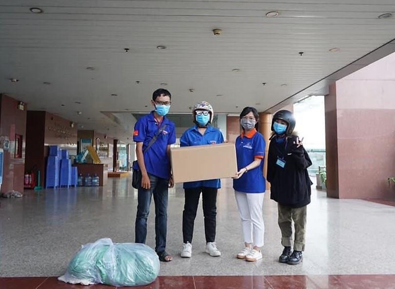 Gửi tặng dụng cụ y tế cho các đơn vị tham gia chống dịch. (Ảnh: CLB Tuổi Xuân Tình Nguyện) Gửi tặng dụng cụ y tế cho các đơn vị tham gia chống dịch. (Ảnh: CLB Tuổi Xuân Tình Nguyện)