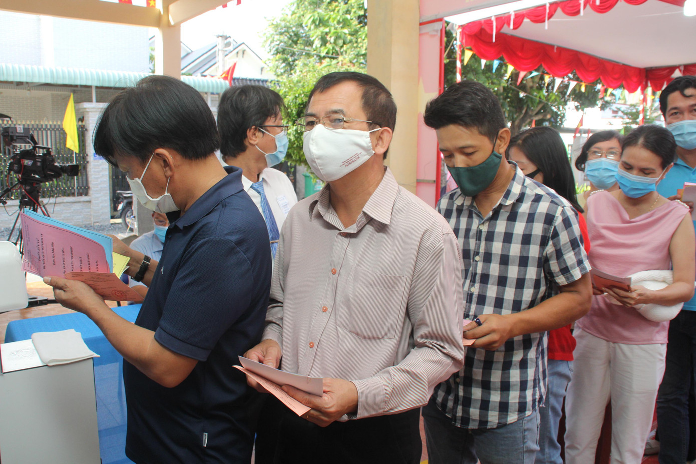 Cử tri KP7, thị trấn Củ Chi đi bầu vào sáng 23/5