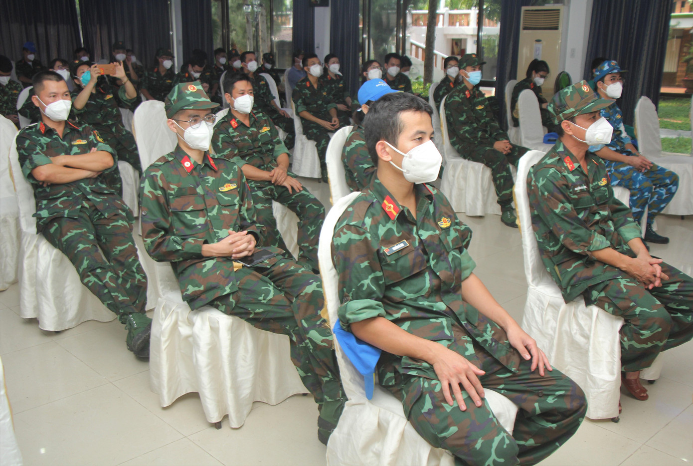 Cuối hành trình, Ban tổ chức đã thực hiện một buổi lễ nhỏ để tri ân những người đóng góp miệt mài trên tuyến đầu đẩy lùi COVID-19, giúp TPHCM dần kiểm soát dịch bệnh và ngày càng có nhiều "vùng xanh". Cuối hành trình, Ban tổ chức đã thực hiện một buổi lễ nhỏ để tri ân những người đóng góp miệt mài trên tuyến đầu đẩy lùi COVID-19, giúp TPHCM dần kiểm soát dịch bệnh và ngày càng có nhiều "vùng xanh".