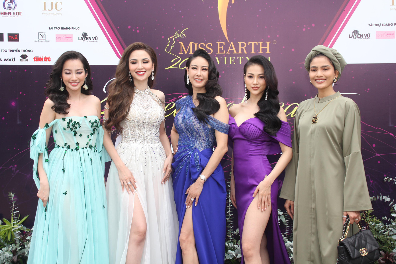 Cuộc thi Miss Earth Vietnam 2021 quy tụ các thành viên Ban giám khảo là những hoa hậu, người mẫu danh tiếng, gồm (từ phải qua): Trương Thị May, Nguyễn Phương Khánh, Hà Kiều Anh, Lưu Thị Diễm Hương, Trương Tri Trúc Diễm