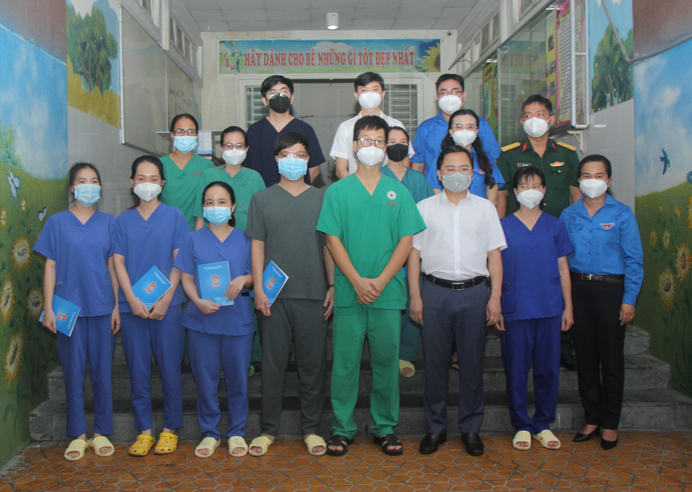 Đoàn công tác Trung ương Đoàn chụp ảnh lưu niệm cùng các thầy thuốc trẻ đang công tác tại Bệnh viện dã chiến Chung cư Bình Minh - Ảnh: Ngô Tùng