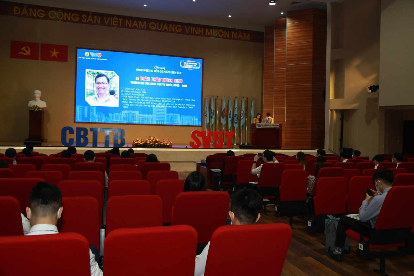 Do tình hình dịch bệnh phức tạp và không thể có mặt trực tiếp, 299 bạn sinh viên đạt danh hiệu &quot;Sinh viên 5 tốt&apos; được tuyên dương trực tuyến.