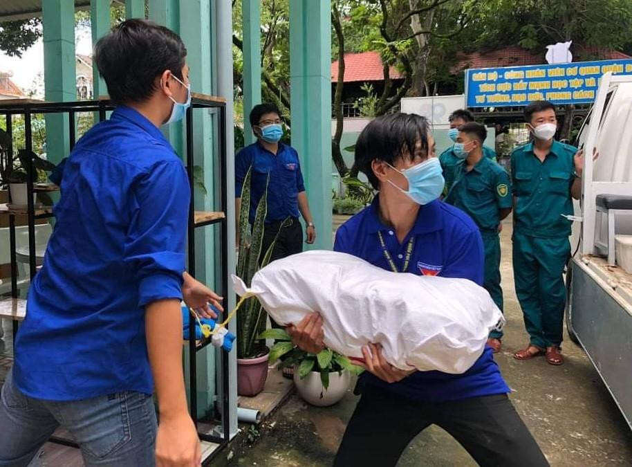 Suốt những ngày trước khi được xác định dương tính với SARS-CoV-2, các thành viên trong nhóm tích cực tham gia nhiều hoạt động chung sức cùng tuyến đầu chống dịch.