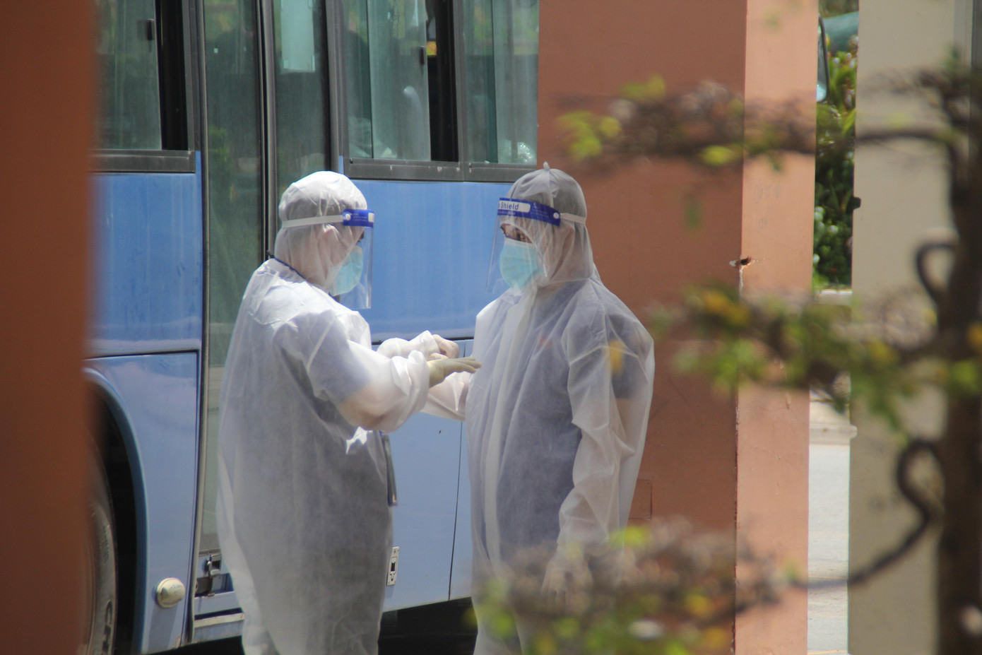 Nguyễn Thành Lợi và Phạm Ngọc Hoàng chuẩn bị hỗ trợ bệnh nhân lên xe đến bệnh viện dã chiến tiếp tục theo dõi.