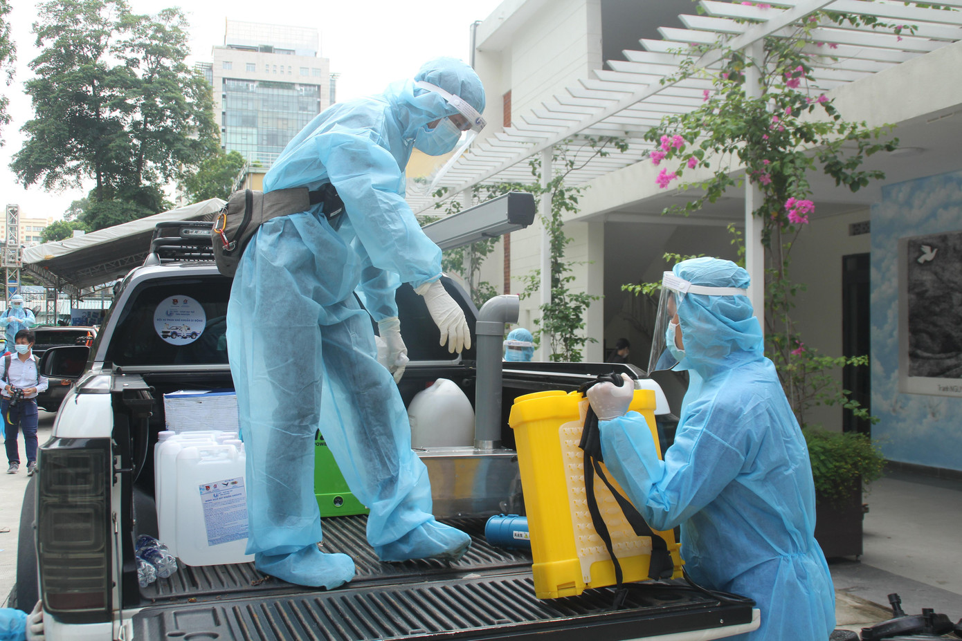 Mỗi xe phun khử di động thế này đều được trang bị các công cụ cần thiết như: máy phun khử khuẩn, trang bị thiết bị bảo hộ phòng dịch đảm bảo 5K, dung dịch khử khuẩn Anloyte đã được pha chế. Mỗi xe phun khử di động thế này đều được trang bị các công cụ cần thiết như: máy phun khử khuẩn, trang bị thiết bị bảo hộ phòng dịch đảm bảo 5K, dung dịch khử khuẩn Anloyte đã được pha chế.