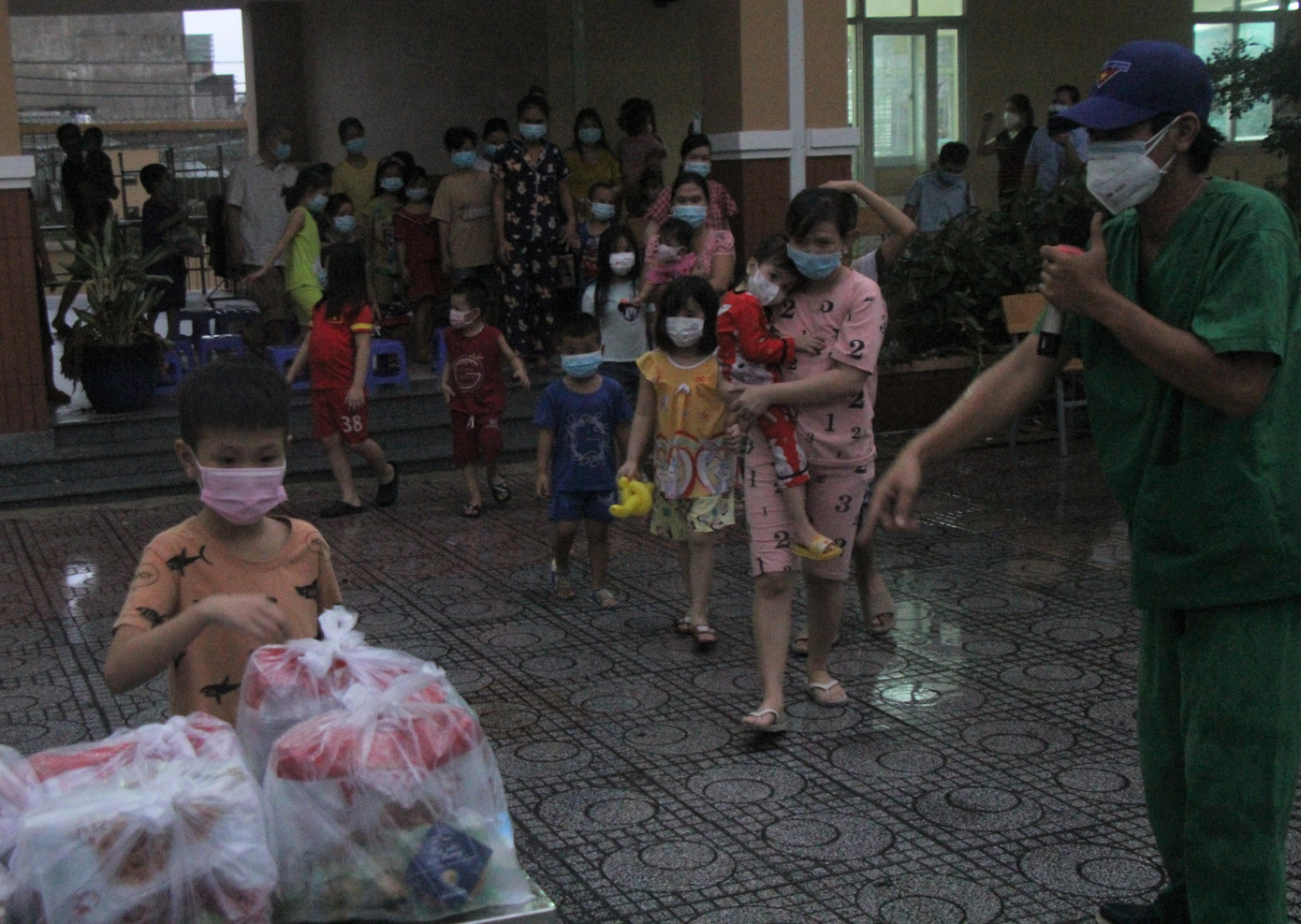 Sau khi xem các tiết mục văn nghệ &quot;cây nhà lá vườn&quot; từ các bạn trẻ, các em nhỏ cùng phụ huynh nhận những món quà từ Ban tổ chức.