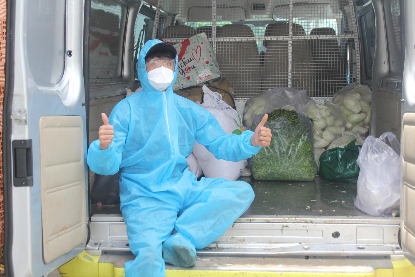 Tận dụng chiếc ô tô của chị gái, Hoàng lái đi khắp nơi để chia sẻ lòng nhân ái trong suốt chuỗi ngày giãn cách xã hội vừa qua. Dịch đến, công ty chị gái Hoàng ngưng làm việc, nhưng chàng trai 9x vẫn bận tối mặt với những buổi giao nhận nhu yếu phẩm bất kể ngày đêm. Những người khác ai có xe riêng thì lái xe riêng, không thì dùng xe công ty, cơ quan. Tất cả vì một mục tiêu: Chia sẻ tấm lòng, lan tỏa yêu thương. Tận dụng chiếc ô tô của chị gái, Hoàng lái đi khắp nơi để chia sẻ lòng nhân ái trong suốt chuỗi ngày giãn cách xã hội vừa qua. Dịch đến, công ty chị gái Hoàng ngưng làm việc, nhưng chàng trai 9x vẫn bận tối mặt với những buổi giao nhận nhu yếu phẩm bất kể ngày đêm. Những người khác ai có xe riêng thì lái xe riêng, không thì dùng xe công ty, cơ quan. Tất cả vì một mục tiêu: Chia sẻ tấm lòng, lan tỏa yêu thương.