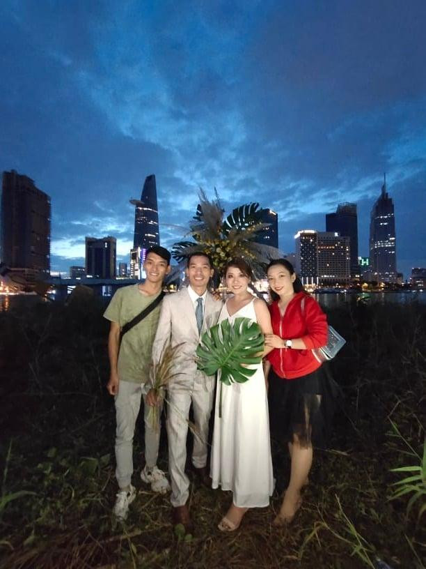 Sau buổi hẹn ở Đường sách trong buổi sáng, chiều tối, cặp đôi cô dâu chú rể có một buổi lễ vui vầy cùng bạn bè tại khu vực bờ sông Sài Gòn, nơi nhóm bạn "cười thả ga" trong khung cảnh đặc biệt. Sau buổi hẹn ở Đường sách trong buổi sáng, chiều tối, cặp đôi cô dâu chú rể có một buổi lễ vui vầy cùng bạn bè tại khu vực bờ sông Sài Gòn, nơi nhóm bạn "cười thả ga" trong khung cảnh đặc biệt.