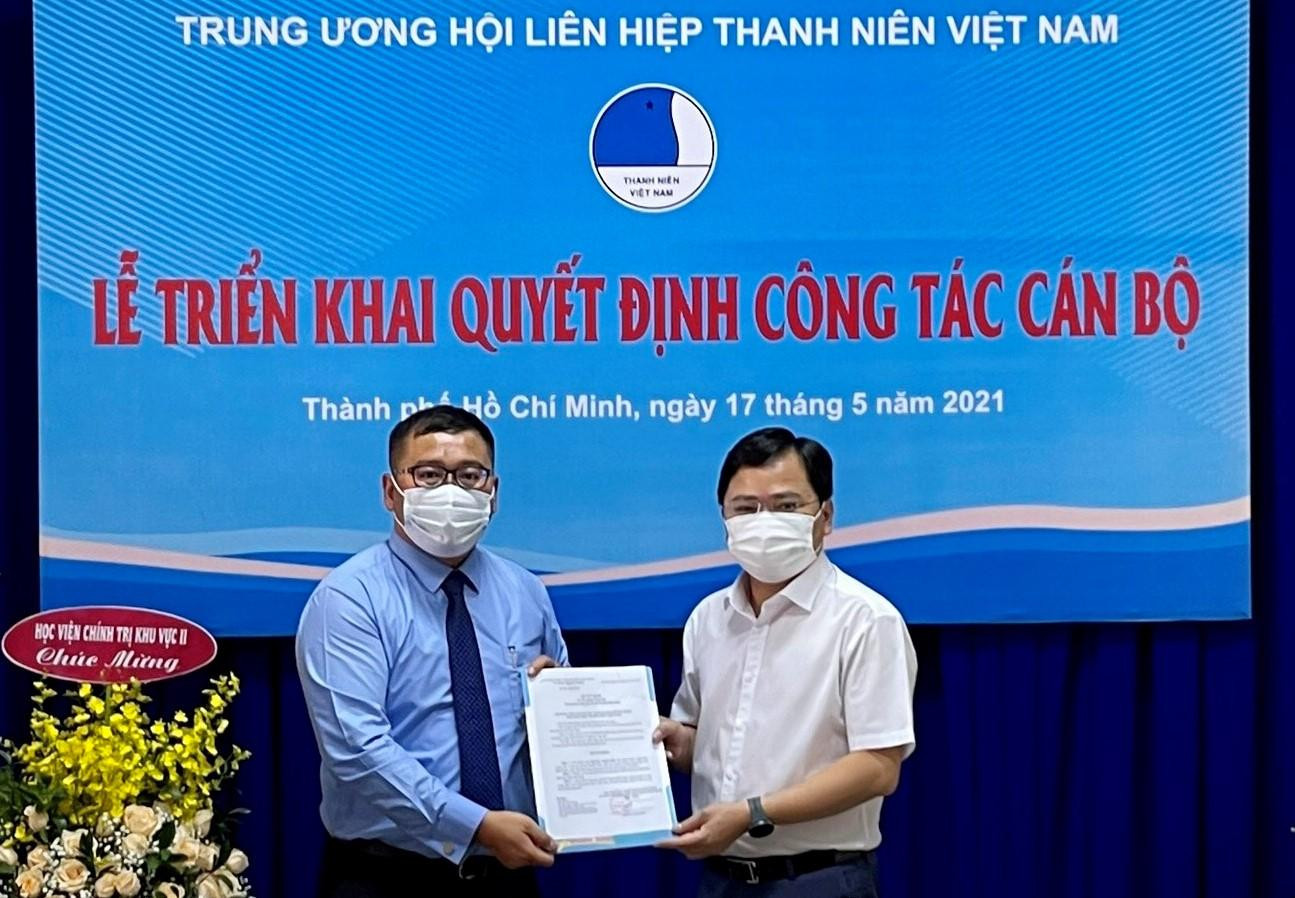 Bí thư thứ nhất T.Ư Đoàn, Chủ tịch Hội Liên hiệp thanh niên Việt Nam Nguyễn Anh Tuấn trao quyết định bổ nhiệm cho anh Nguyễn Thanh Hân - tân Giám đốc Trung tâm Công tác xã hội Thanh thiếu niên Bí thư thứ nhất T.Ư Đoàn, Chủ tịch Hội Liên hiệp thanh niên Việt Nam Nguyễn Anh Tuấn trao quyết định bổ nhiệm cho anh Nguyễn Thanh Hân - tân Giám đốc Trung tâm Công tác xã hội Thanh thiếu niên