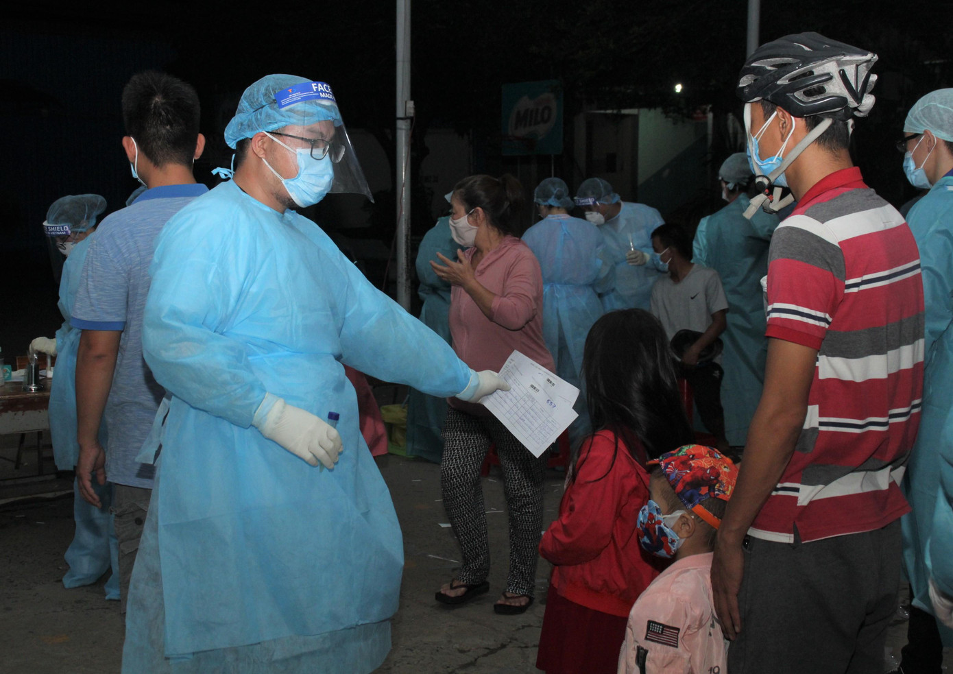 Bà con được gọi vào lấy mẫu theo từng tốp 5 người và đứng giãn cách Bà con được gọi vào lấy mẫu theo từng tốp 5 người và đứng giãn cách