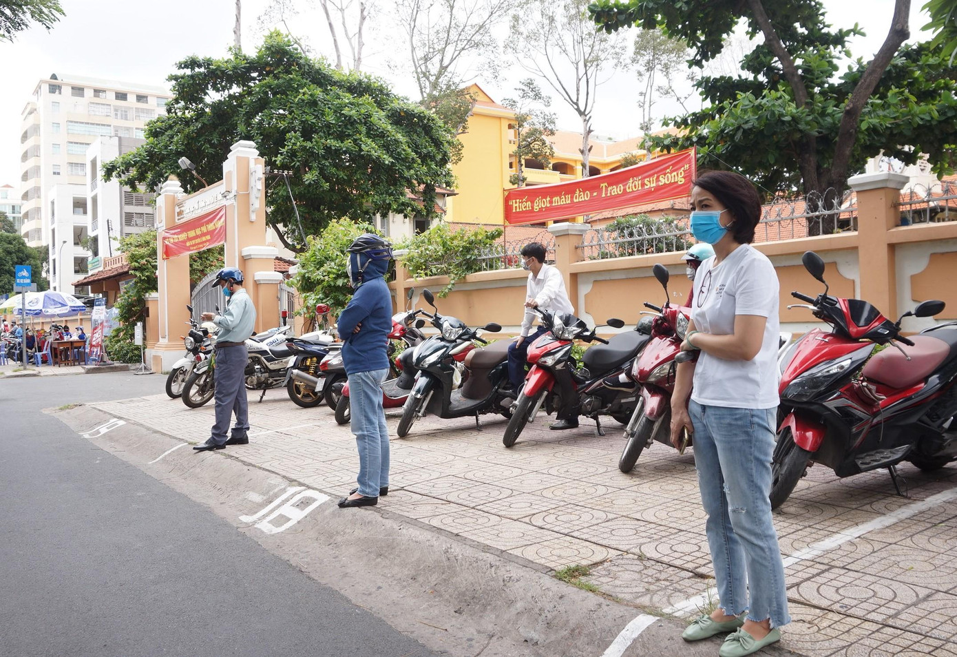 Trước ảnh hưởng phức tạp của dịch bệnh COVID-19, nhiều phụ huynh bộc lộ sự nỗi lo lắng thật sự, mong cho kỳ thi sớm trôi qua trong êm đềm. Trước ảnh hưởng phức tạp của dịch bệnh COVID-19, nhiều phụ huynh bộc lộ sự nỗi lo lắng thật sự, mong cho kỳ thi sớm trôi qua trong êm đềm.