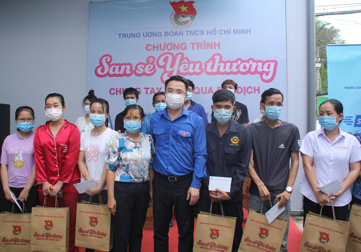 Anh Nguyễn Tường Lâm, Bí thư Trung ương Đoàn, Phó Chủ tịch Hội LHTN Việt Nam, trao quà nhu yếu phẩm cho bà con trên địa bàn TP. Thủ Đức