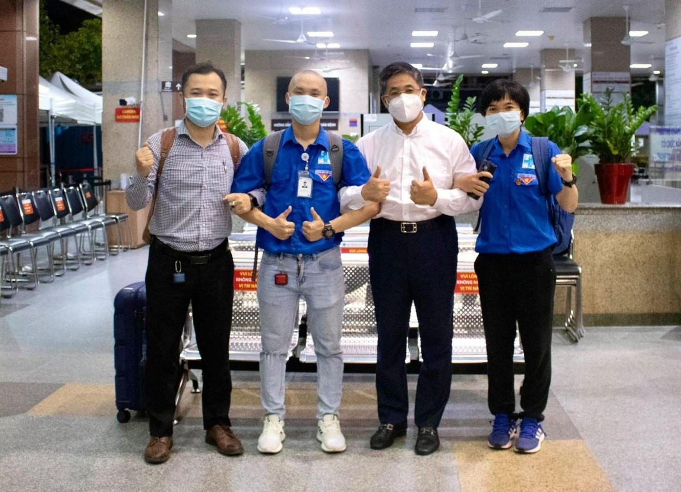 PGS.TS.BS Nguyễn Hoàng Bắc - Phó Hiệu trưởng điều hành Trường Đại học Y dược TPHCM (thứ hai từ phải qua) động viên bác thầy thuốc trẻ tham gia chi viện cho Bắc Giang, tối 29/5 Trong ảnh: các bác sỹ trẻ (từ trái qua) gồm: ThS. DS. Trương Văn Đạt, BS. Đặng Minh Hiệu, BS. Huỳnh Phương Nguyệt Anh (bìa phải)