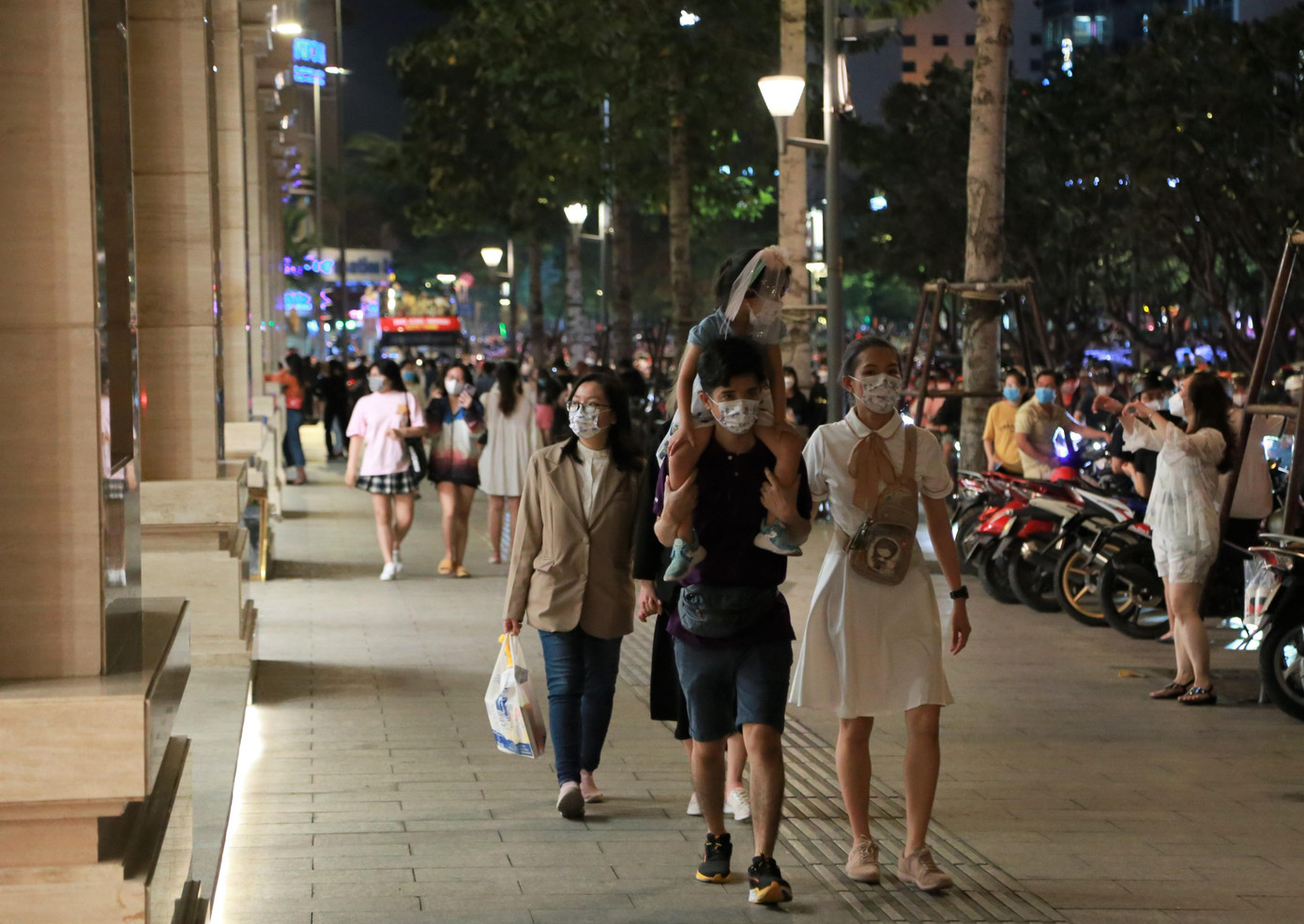 Càng về tối, lượng người đổ về trung tâm Sài Gòn vui chơi càng đông.