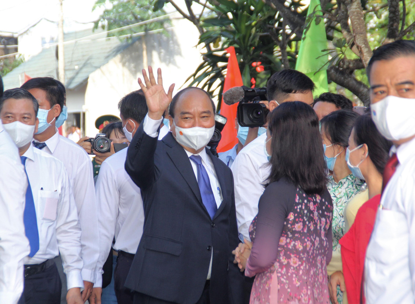 Chủ tịch nước Nguyễn Xuân Phúc chào bà con cử tri Củ Chi sau khi thực hiện xong quyền và nghĩa vụ của mình