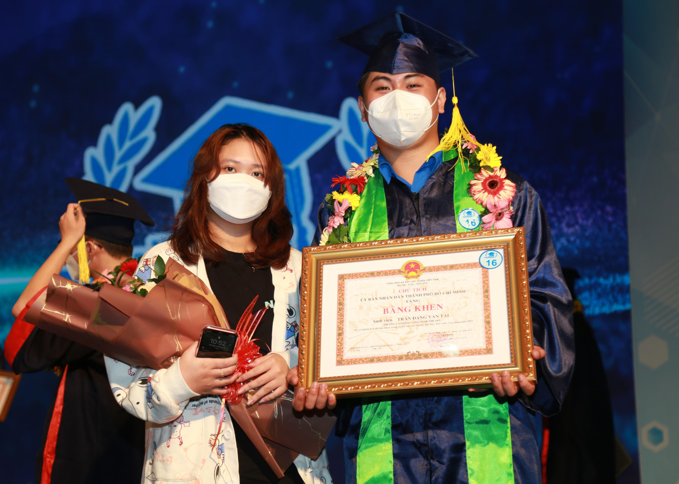 Văn Tài lưu niệm cùng người bạn thân của mình tại buổi lễ tuyên dương.