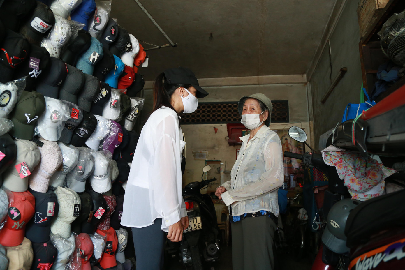 Sau phút nói chuyện, cô gái vui mừng nhận ra đây là người cô đã gặp và tặng quà trước đó. Ngày gặp lại, Ly hỏi thăm về cuộc sống gia đình của bà và kết quả là cô đã nhờ được một Mạnh thường quân trẻ tuổi cũng yêu thích việc thiện để giúp bà có tiền nuôi hai người con ốm đau, bệnh tật. Trước khi rời đi, cô giáo mầm non gửi thêm cho bà Điệp một số tiền để trang trải cuộc sống thường nhật.