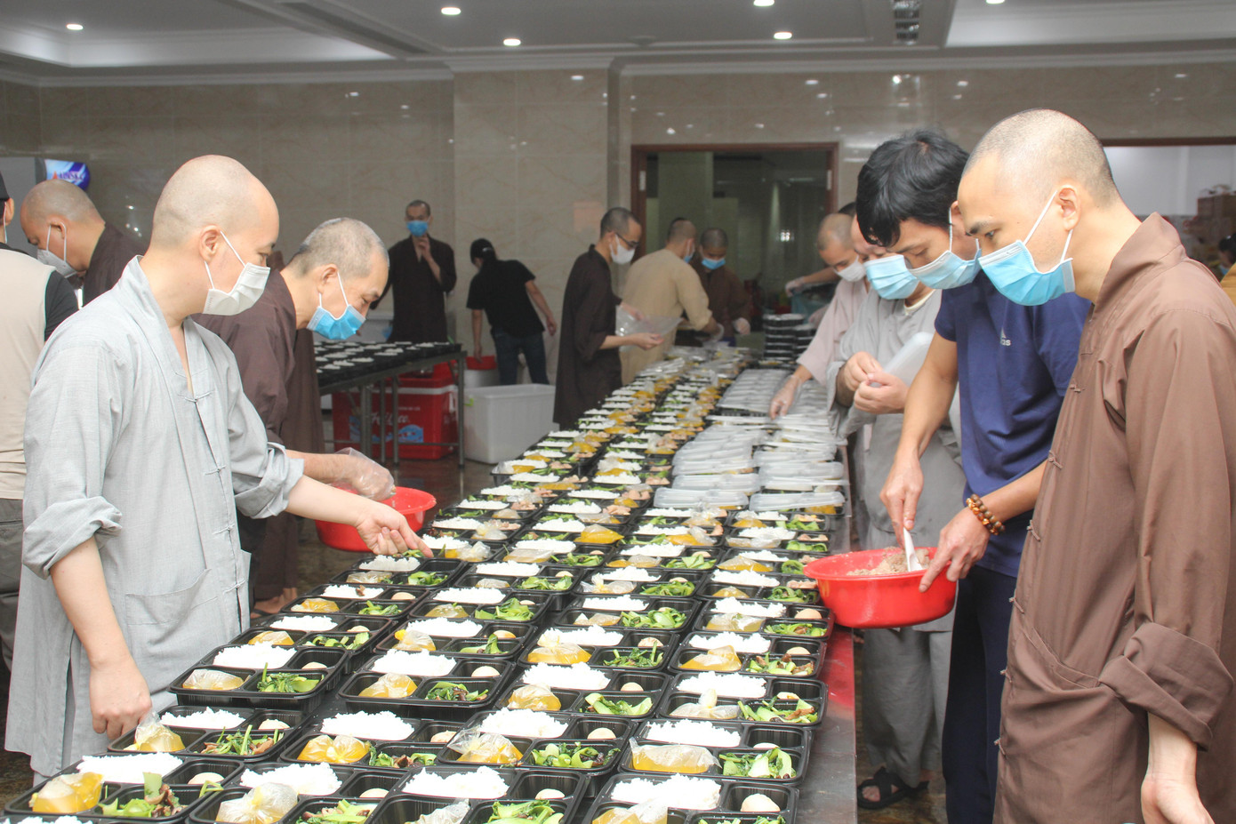 Bếp chùa Vĩnh Nghiêm (quận 3) nâng cao công suất thực hiện phần ăn những ngày TPHCM giãn cách xã hội toàn thành. Bếp chùa Vĩnh Nghiêm (quận 3) nâng cao công suất thực hiện phần ăn những ngày TPHCM giãn cách xã hội toàn thành.