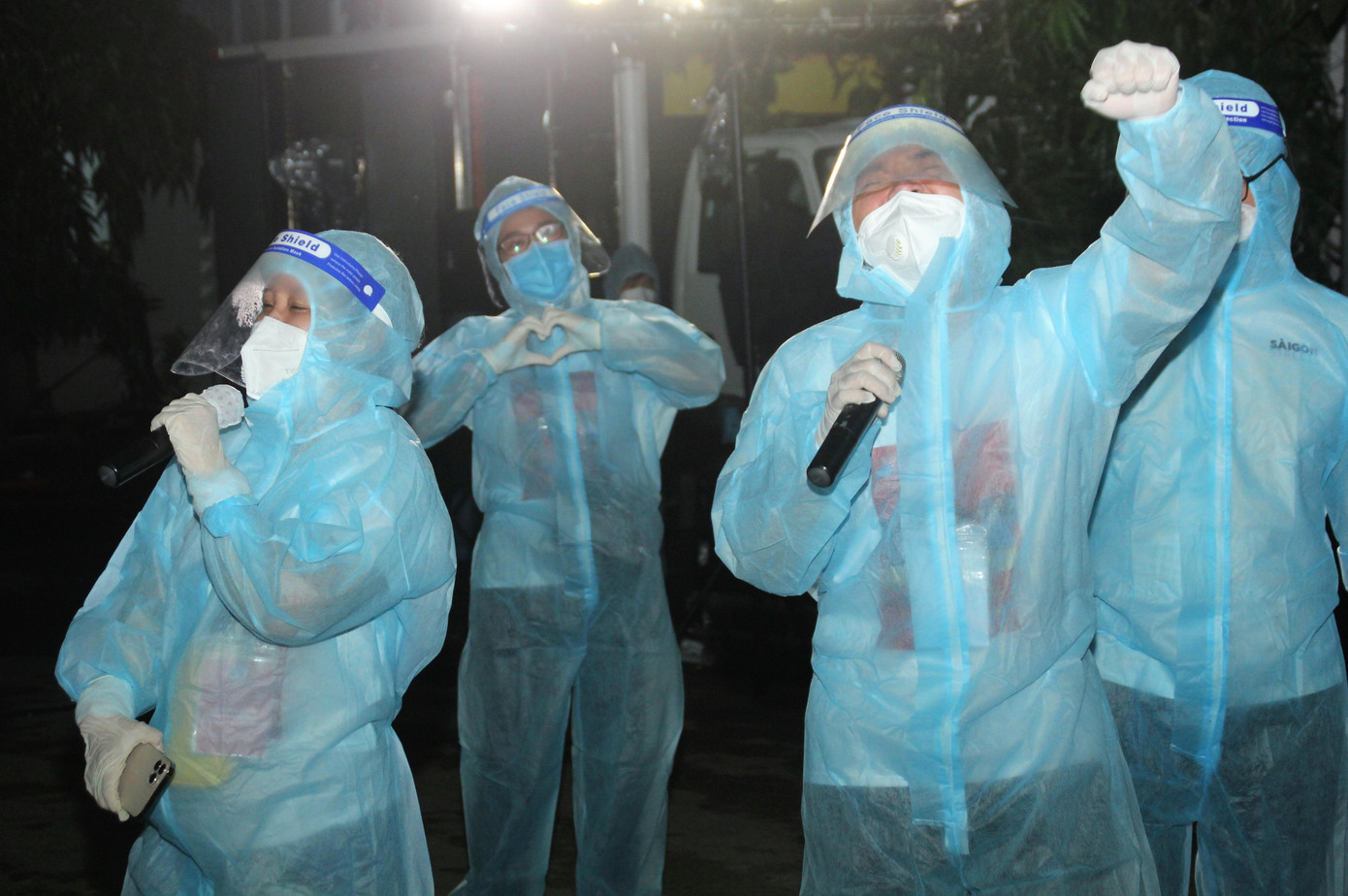 Trong những ngày dịch bệnh diễn biến phức tạp, MC Quỳnh Hoa đã khởi xướng hoạt động mang tiếng hát đến những tuyến đầu chống dịch để tiếp thêm sức mạnh tinh thần cho mọi người. Hai tháng qua, hàng loạt nghệ sỹ đã đồng hành qua những đêm diễn xúc động, ấm áp.