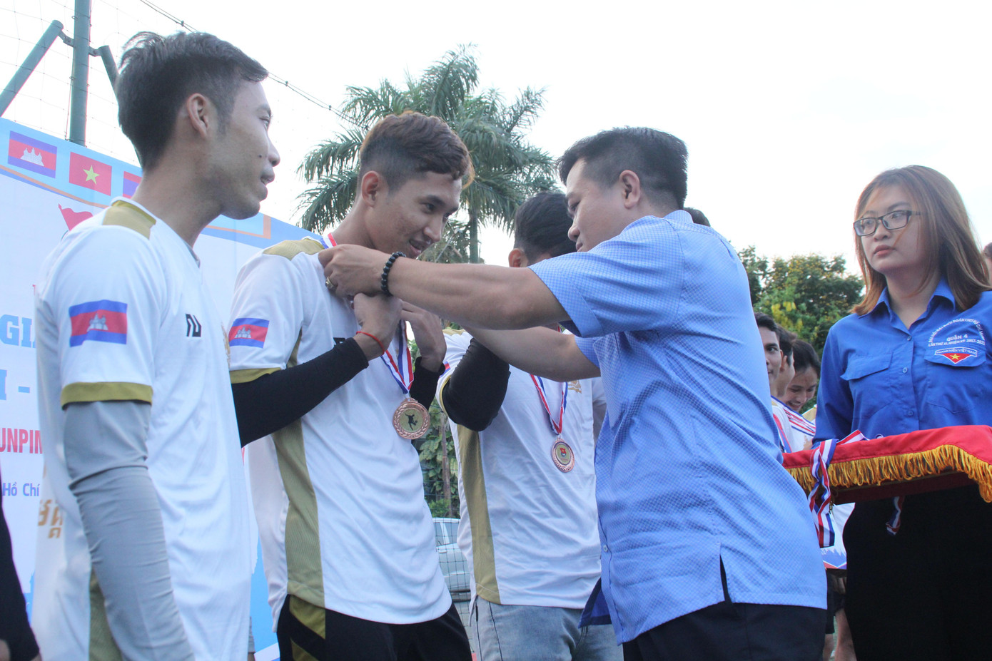 Đại diện Ký túc xá sinh viên Lào trao huy chương kỷ niệm cho các vận động viên