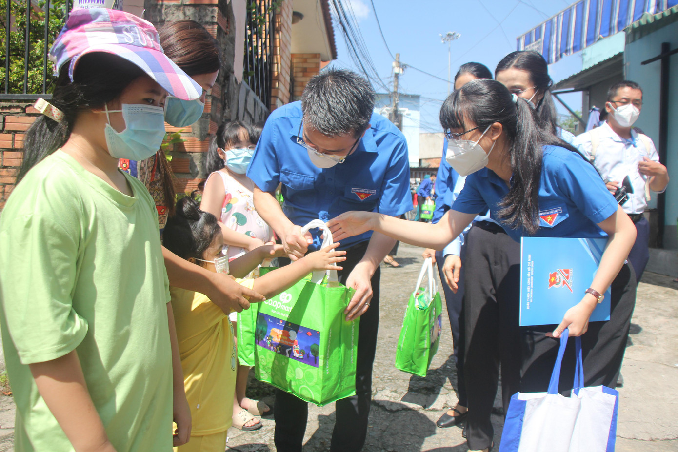 Bí thư Trung ương Đoàn trao quà cho trẻ em mồ côi, khó khăn trong dịch COVID-19 tại TPHCM ảnh 1
