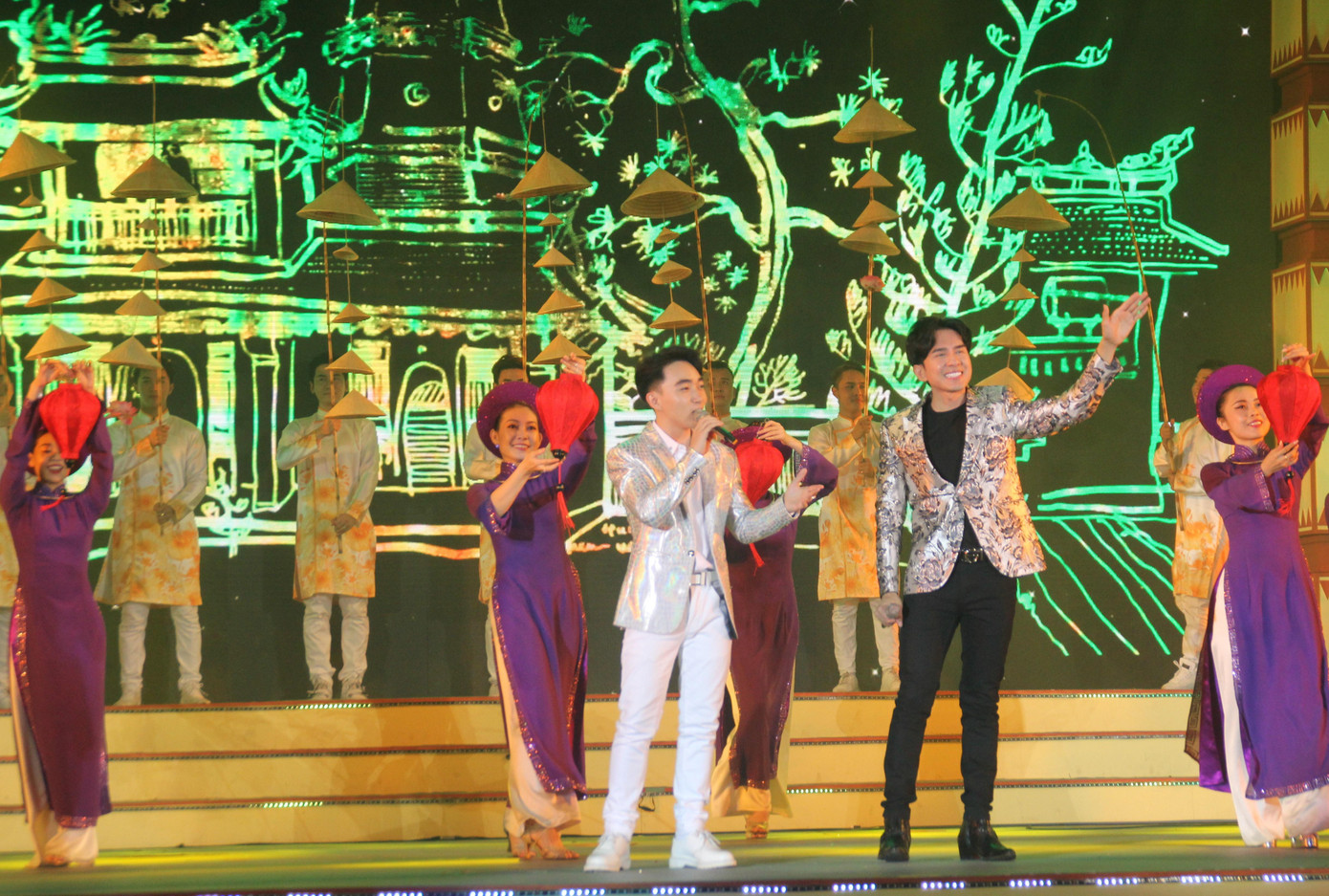 Ngay sau đó, nam ca sỹ "Tình khúc vàng" song ca cùng học trò Trung Quang (Quán quân Thần tượng Bolero" với ca khúc "Thương quá Việt Nam"