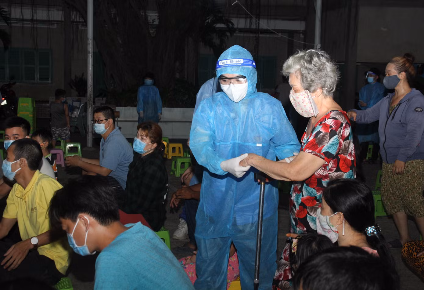 Lực lượng tình nguyện viên luôn túc trực tại khu vực lấy mẫu để kịp thời hỗ trợ bà con