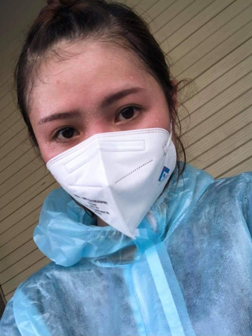 Gương mặt ướt đẫm mồ hôi của Phương Anh trong một lần hỗ trợ lấy mẫu.