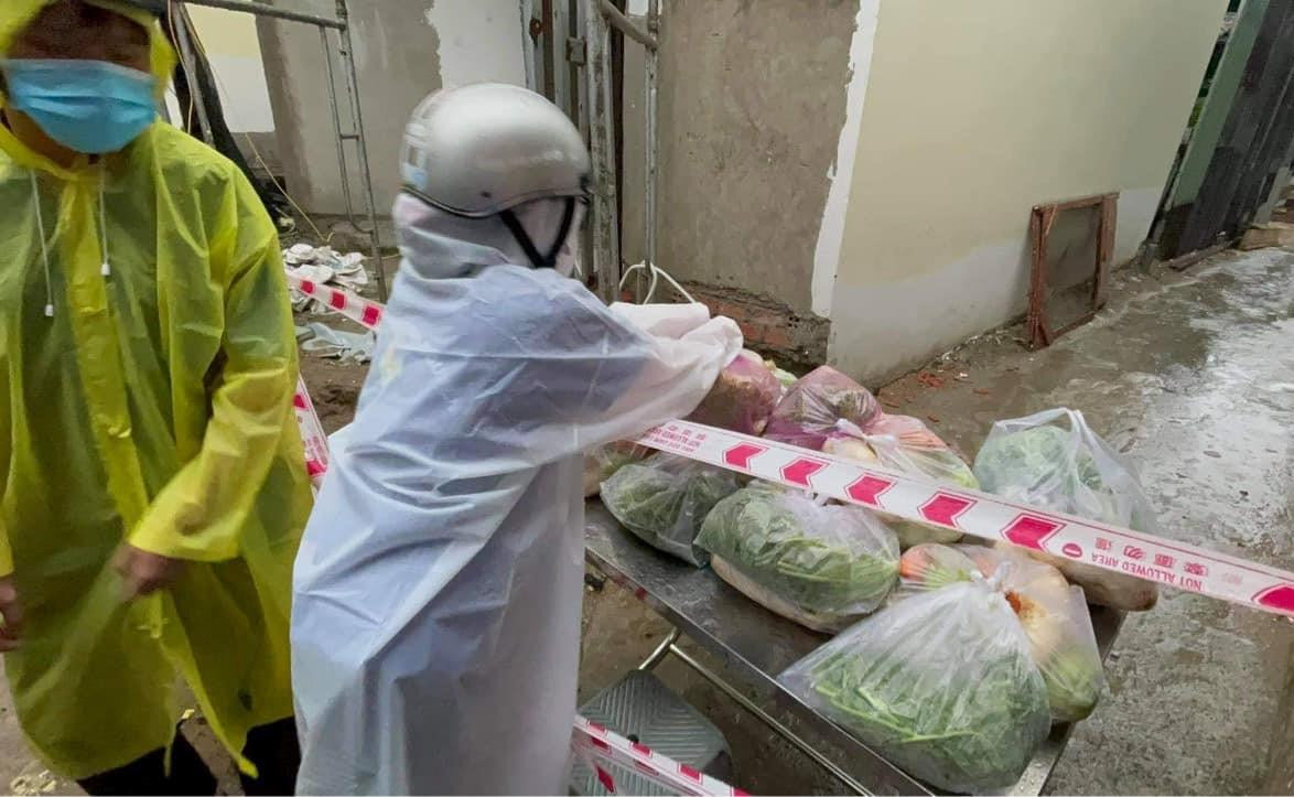 Một điểm phong tỏa được "tiếp sức" rau củ quả. Một điểm phong tỏa được "tiếp sức" rau củ quả.