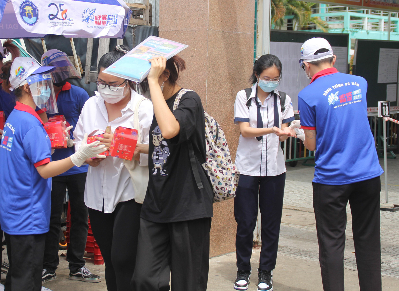 Năm nay, kỳ thi diễn ra trong bối cảnh dịch bệnh COVID-19. Bên cạnh những hoạt động tiếp sức thường thấy như các năm trước đây, đội ngũ áo xanh còn kiêm thêm nhiệm vụ hỗ trợ chống dịch tại các điểm trường.