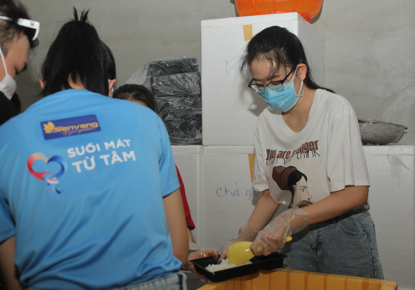 Mỗi người mỗi việc và không quên tuân thủ các điều kiện về y tế để đảm bảo sức khỏe cho chính mình và những người xung quanh. Mỗi người mỗi việc và không quên tuân thủ các điều kiện về y tế để đảm bảo sức khỏe cho chính mình và những người xung quanh.