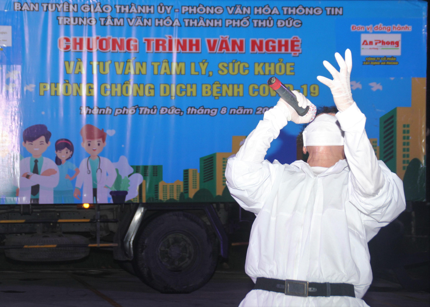 Nam ca sỹ phiêu bồng trong các tiết mục gửi tặng khán giả tại khu cách ly ở TP. Thủ Đức.