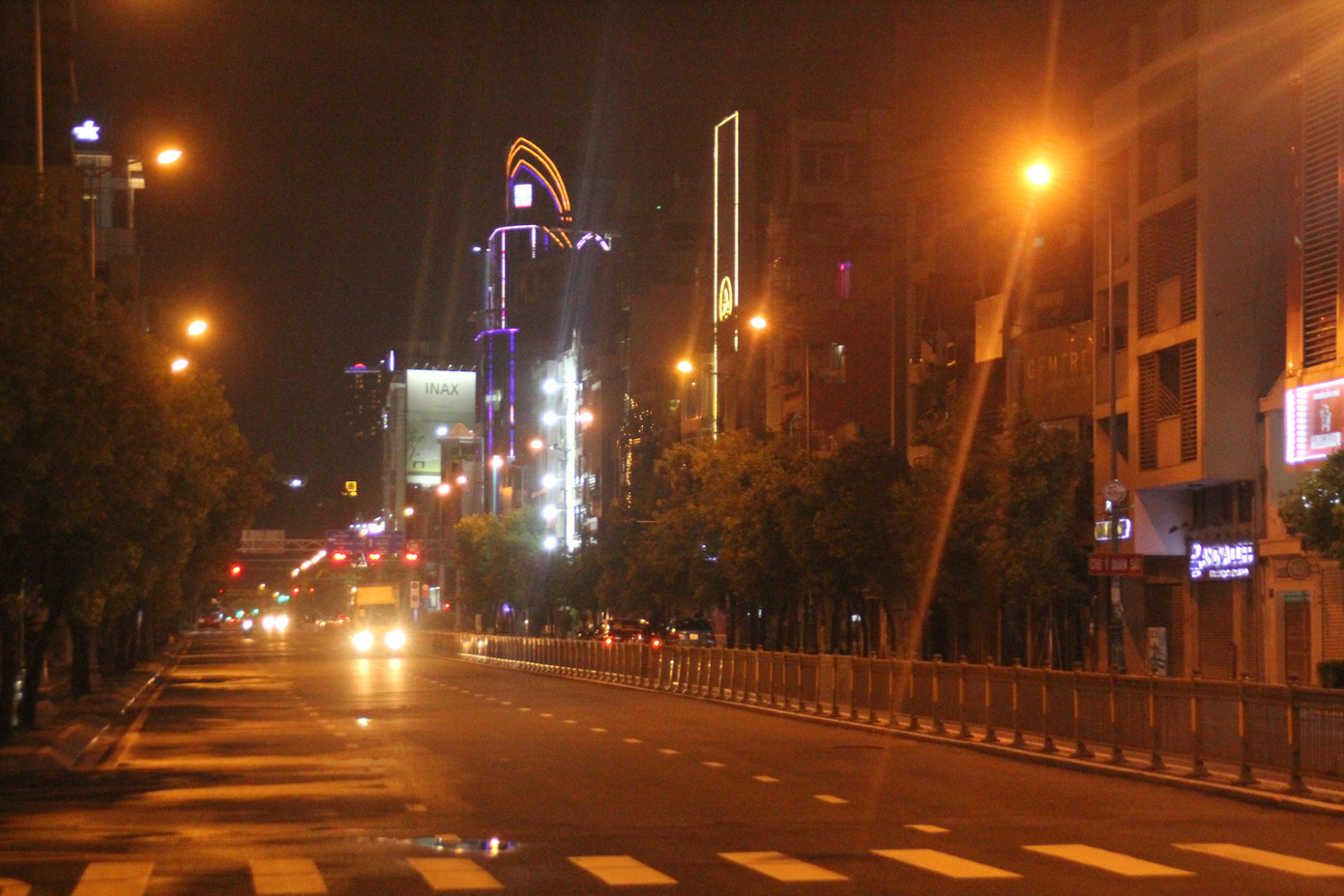 Khung cảnh khu vực trung tâm thành phố thưa người từ 18 giờ. Càng về đêm, đường phố càng vắng vẻ. Hình ảnh được ghi nhận trên đường Nam Kỳ Khởi Nghĩa, thuộc phường Võ Thị Sáu, quận 3, TPHCM vào lúc 21 giờ. Khung cảnh khu vực trung tâm thành phố thưa người từ 18 giờ. Càng về đêm, đường phố càng vắng vẻ. Hình ảnh được ghi nhận trên đường Nam Kỳ Khởi Nghĩa, thuộc phường Võ Thị Sáu, quận 3, TPHCM vào lúc 21 giờ.