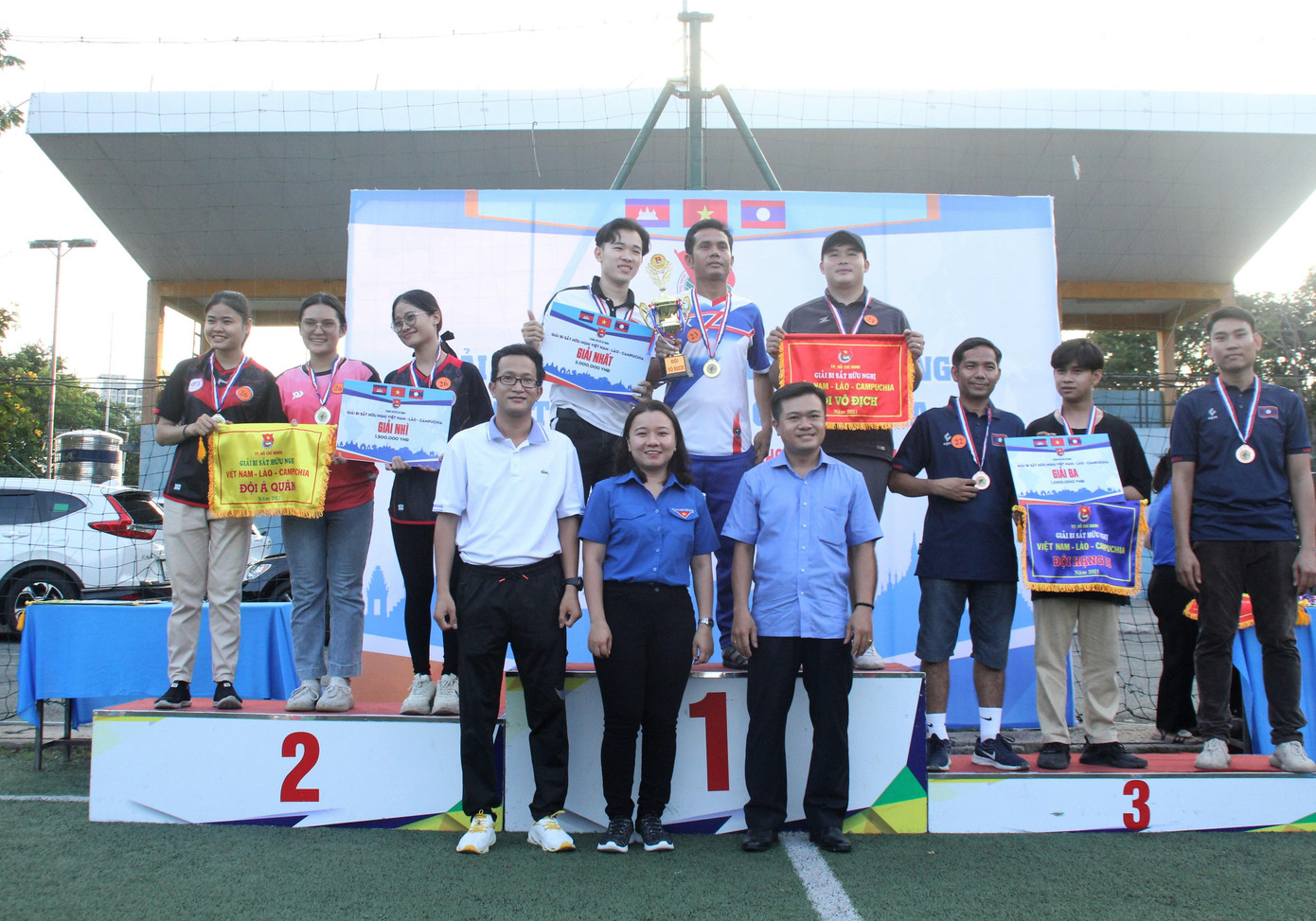 Ban tổ chức trao các giải cao nhất cho các đội tham gia giải bi sắt