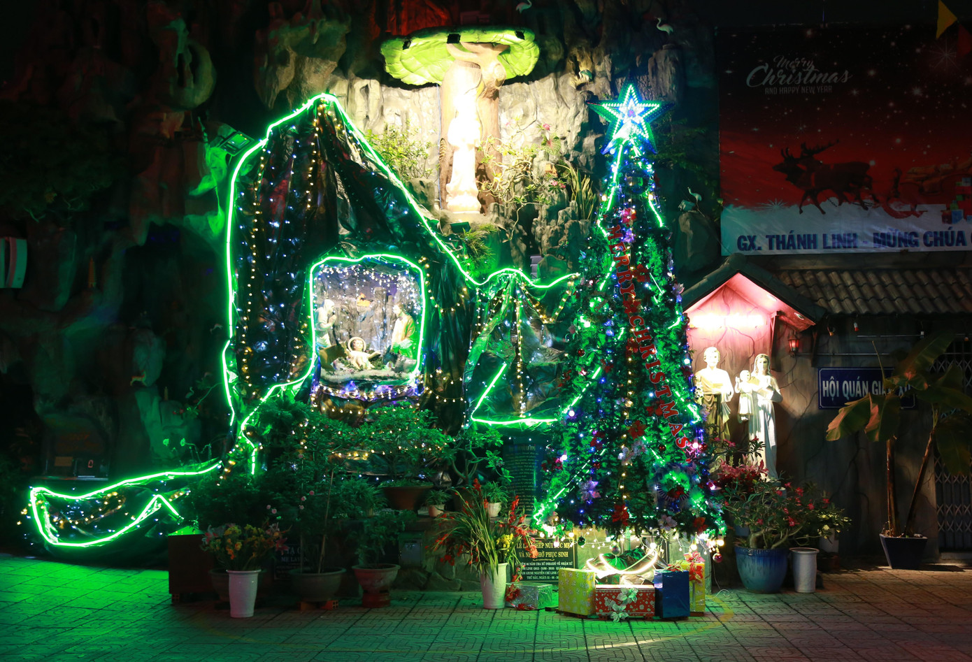 Hình ảnh hang đá được trang trí sắc màu trong khuôn viên giáo xứ Thánh Linh.