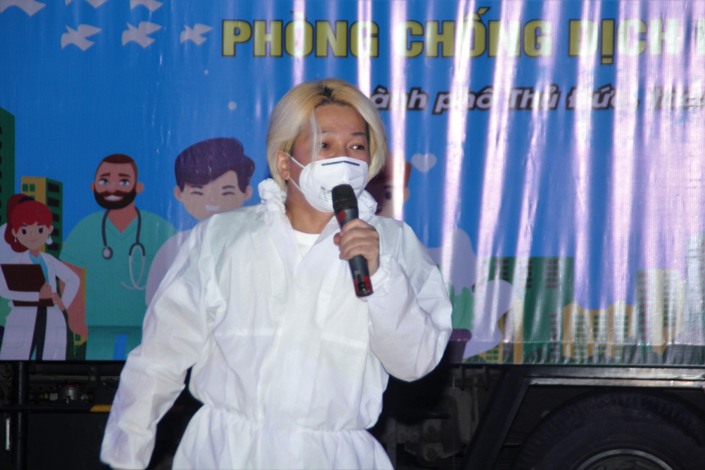 Ca sỹ Vũ Hà đồng hành với Đàm Vĩnh Hưng trong đêm diễn tại các bệnh viện dã chiến, khu cách ly đêm 10/8.