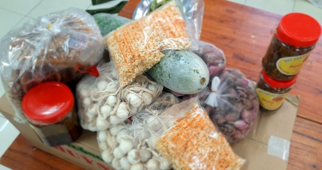 Nhiều món ăn đặc sản của quê hương núi Ấn sông Trà gửi tặng bà con TPHCM (Ảnh: Ngọc Tuấn) Nhiều món ăn đặc sản của quê hương núi Ấn sông Trà gửi tặng bà con TPHCM (Ảnh: Ngọc Tuấn)