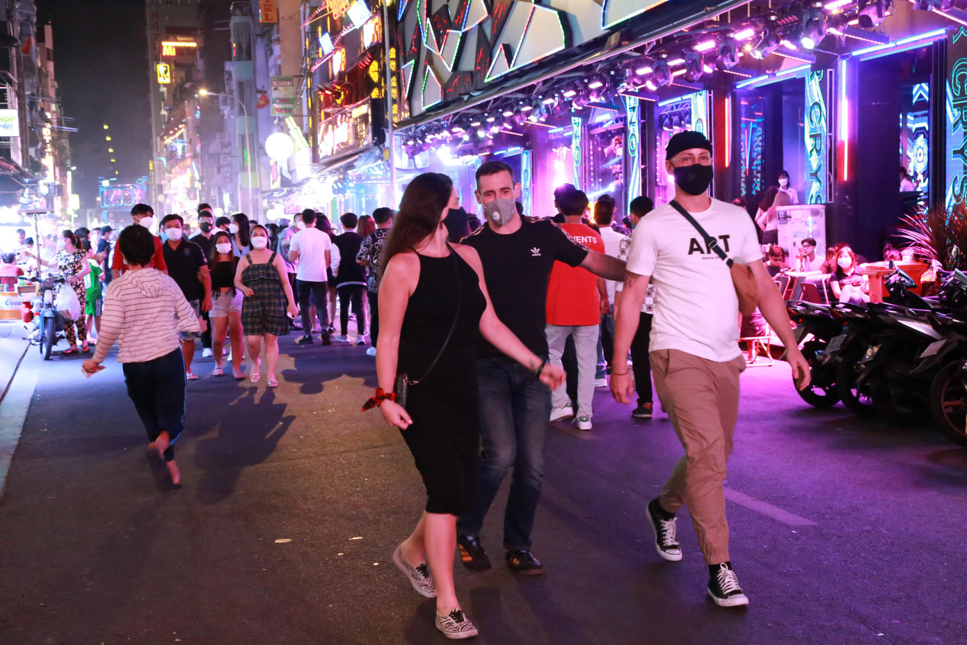 Trong đêm countdown, nhiều du khách cũng đến đây thưởng thức không khí lễ hội.