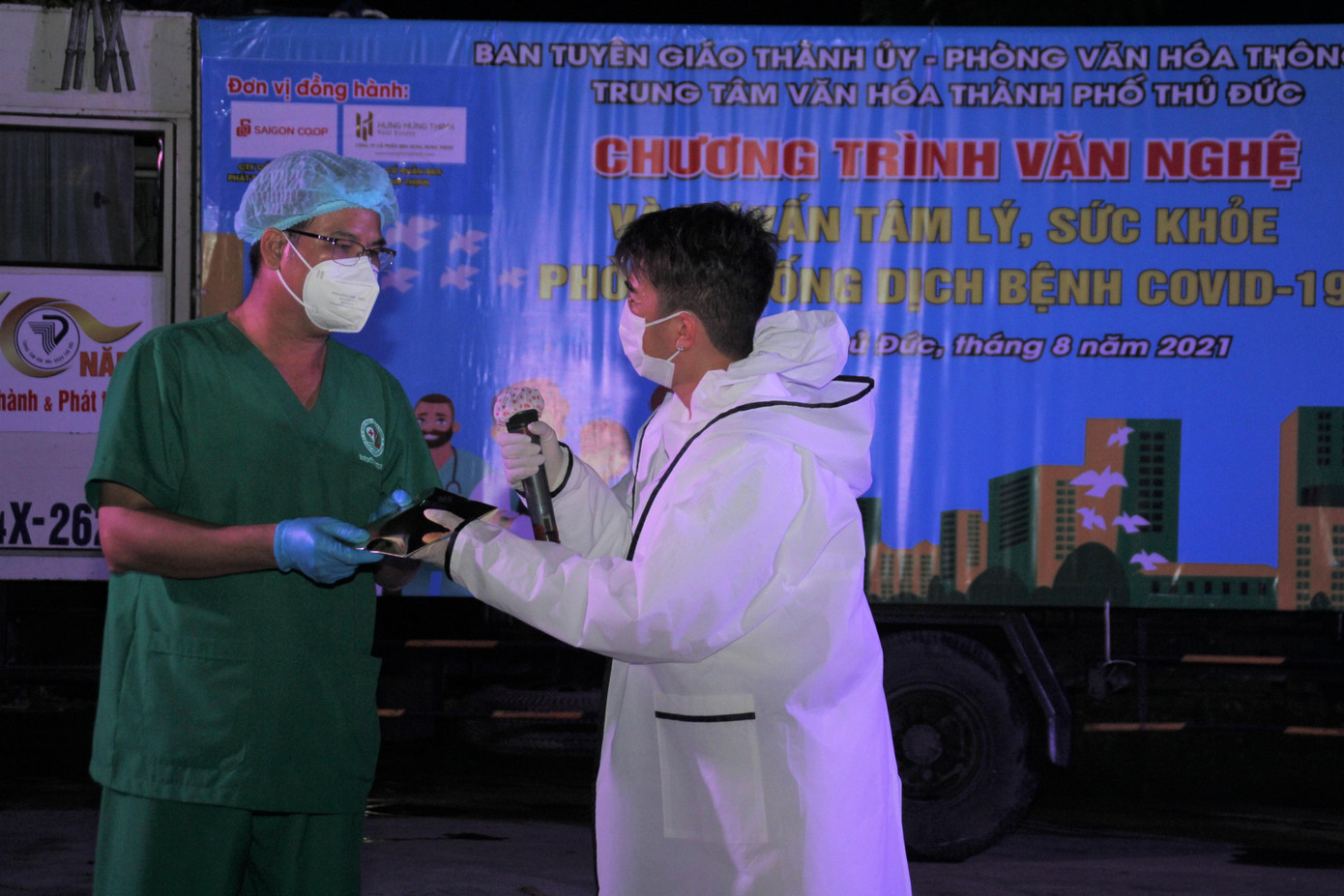 Trong dịp biểu diễn đặc biệt này, Đàm Vĩnh Hưng đã gửi đến khu cách ly này món quà là 100 triệu đồng cùng một số thực phẩm từ công ty của anh để "góp sức mua thêm trang thiết bị bảo hộ cũng như bồi dưỡng sức khỏe cho lực lượng y bác sỹ, tình nguyện viên". Trước đó, nam ca sỹ cũng dành tặng 2 địa điểm khác món quà tương tự.