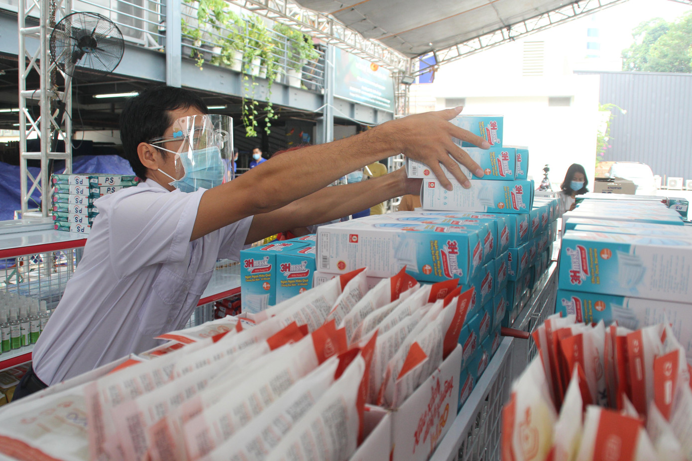 Dịp này, chương trình thực hiện hỗ trợ hơn 5.500 bạn sinh viên đang "mắc kẹt" tại hơn 30 ký túc xá. Dịp này, chương trình thực hiện hỗ trợ hơn 5.500 bạn sinh viên đang "mắc kẹt" tại hơn 30 ký túc xá.