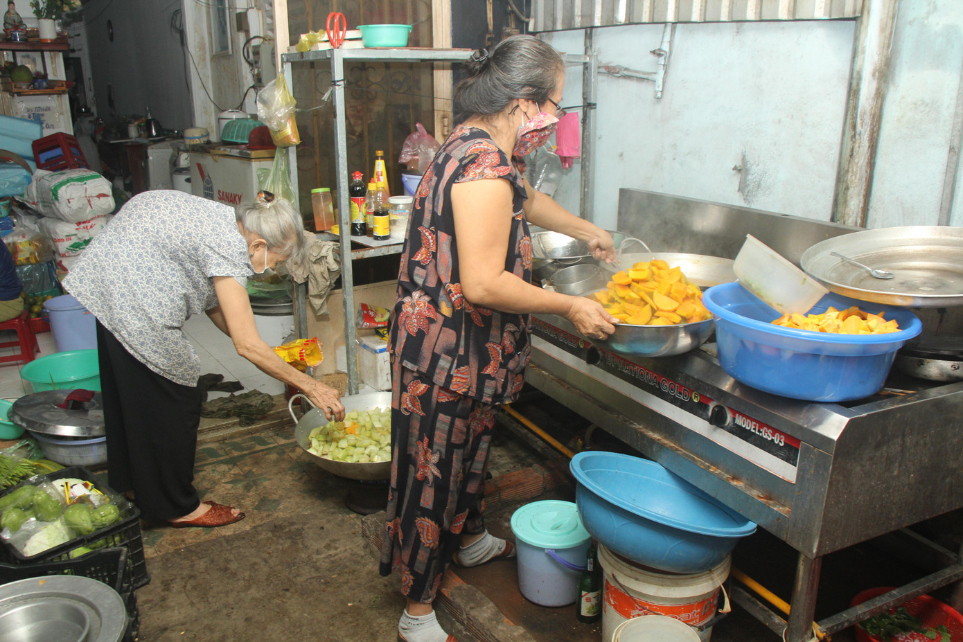 Là người quen biết cụ My lâu nay, khoảng 6 giờ sáng, bà Lê Thị Đẹp (57 tuổi, bên phải) đến lo việc nấu cơm, làm việc lặt vặt giúp ông bà. "Ông bà già cả cũng như cha mẹ mình, nên mình giúp ông bà thôi" - bà Đẹp chia sẻ (Ảnh: Ngô Tùng) Là người quen biết cụ My lâu nay, khoảng 6 giờ sáng, bà Lê Thị Đẹp (57 tuổi, bên phải) đến lo việc nấu cơm, làm việc lặt vặt giúp ông bà. "Ông bà già cả cũng như cha mẹ mình, nên mình giúp ông bà thôi" - bà Đẹp chia sẻ (Ảnh: Ngô Tùng)