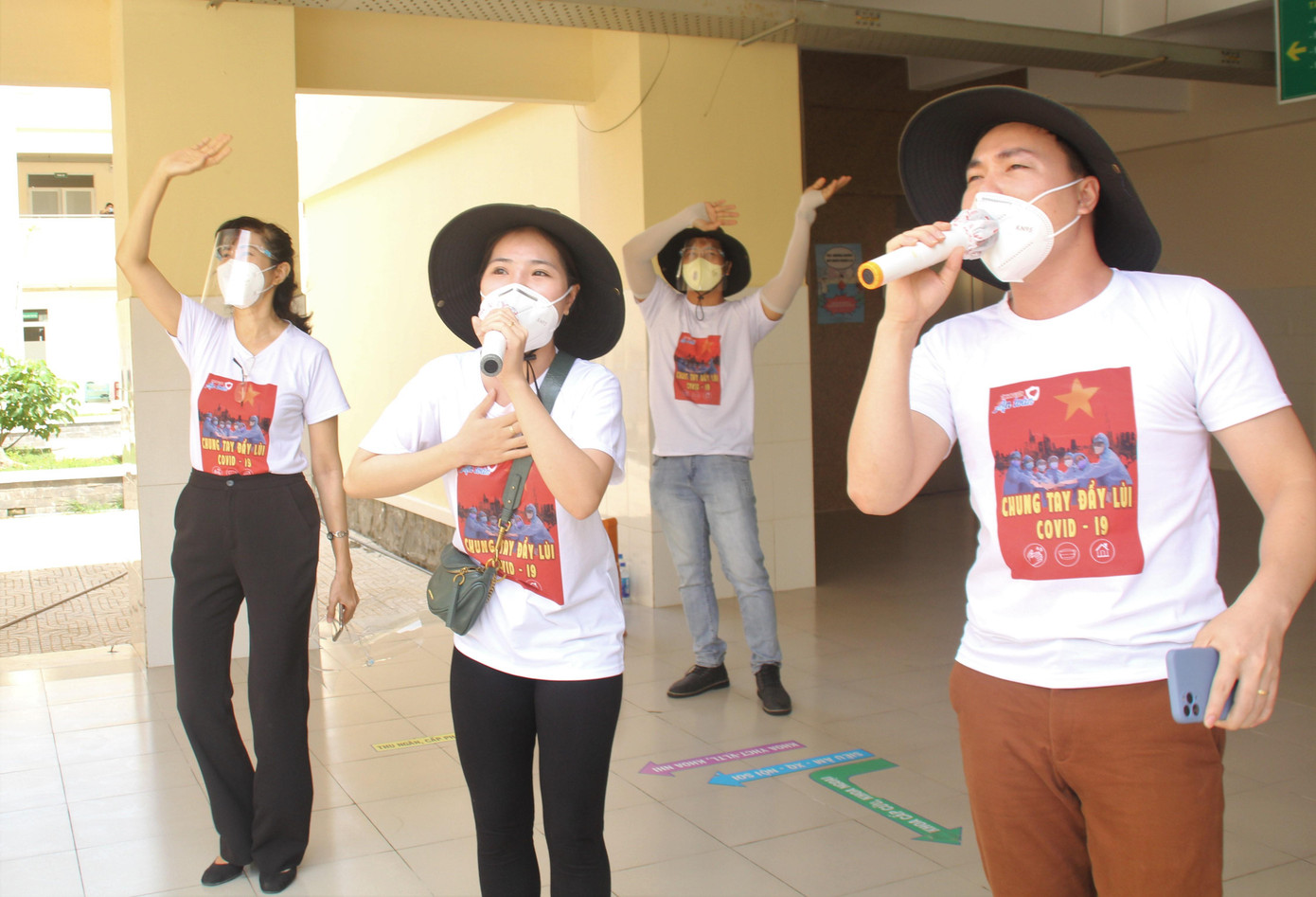 Giữa tháng 6 vừa rồi, Ngọc Hà và Đăng Nguyên đến Bệnh viện điều trị COVID-19 Cần Giờ hát động viên đội ngũ y bác sỹ tuyến đầu và các bệnh nhân đang điều trị ở đây Giữa tháng 6 vừa rồi, Ngọc Hà và Đăng Nguyên đến Bệnh viện điều trị COVID-19 Cần Giờ hát động viên đội ngũ y bác sỹ tuyến đầu và các bệnh nhân đang điều trị ở đây