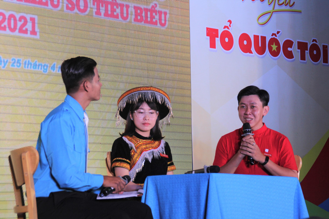 Các bạn sinh viên, thanh niên dân tộc thiểu số tiêu biểu tham gia giao lưu tại chương trình tuyên dương