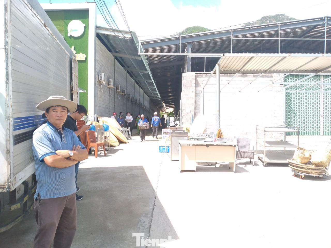 Ông Bùi Quốc Tuấn (bên trái ảnh) là chủ 4 công trình xây trái phép trên đường Nguyễn Tất Thành. Ảnh L.H Ông Bùi Quốc Tuấn (bên trái ảnh) là chủ 4 công trình xây trái phép trên đường Nguyễn Tất Thành. Ảnh L.H