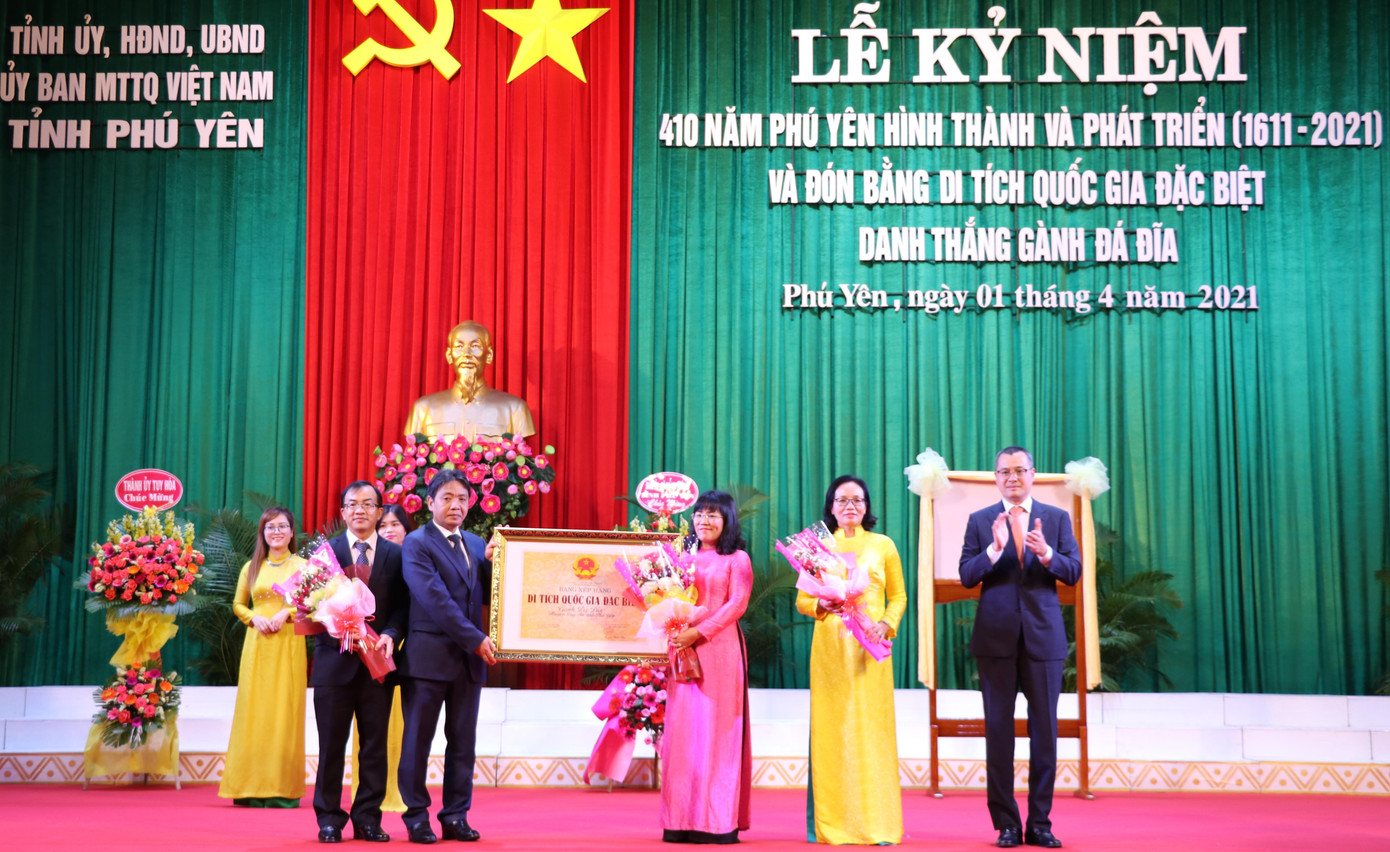 Đại diện Bộ VH-TT&amp;DL trao bằng Di tích quốc gia đặc biệt Gành Đá Đĩa cho tỉnh Phú Yên. Ảnh C.H