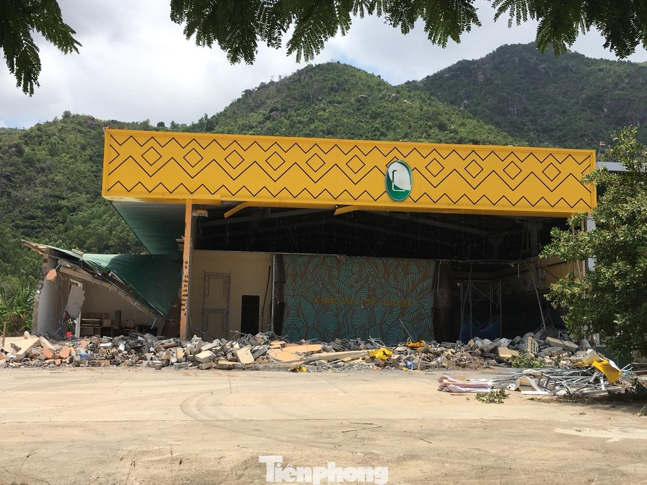 Cửa hàng Only Love chưa được phá bỏ hoàn toàn. Ảnh L.H