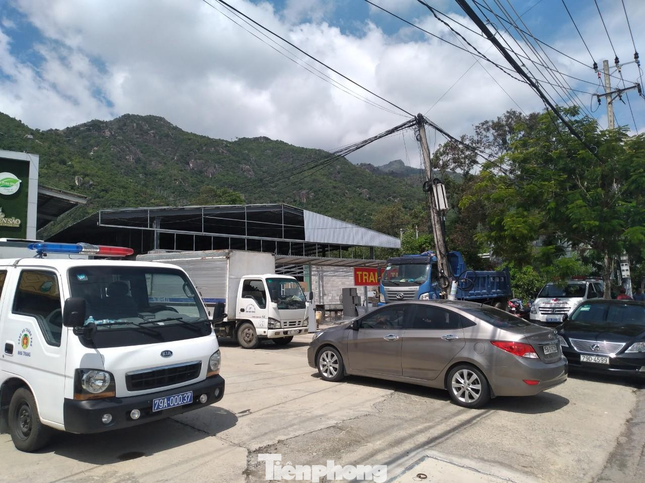 Lực lượng chức năng TP Nha Trang tiến hành cưỡng chế nhà hàng Cao Hùng. Ảnh L.H Lực lượng chức năng TP Nha Trang tiến hành cưỡng chế nhà hàng Cao Hùng. Ảnh L.H