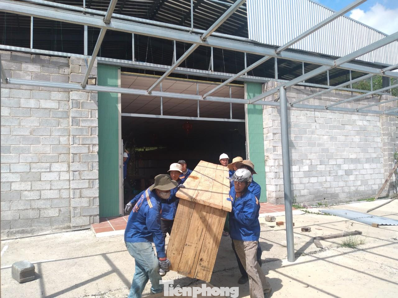 Lực lượng chức năng TP Nha Trang khuân vác đồ đạc trong nhà hàng Cao Hùng ra ngoài. Ảnh L.H Lực lượng chức năng TP Nha Trang khuân vác đồ đạc trong nhà hàng Cao Hùng ra ngoài. Ảnh L.H