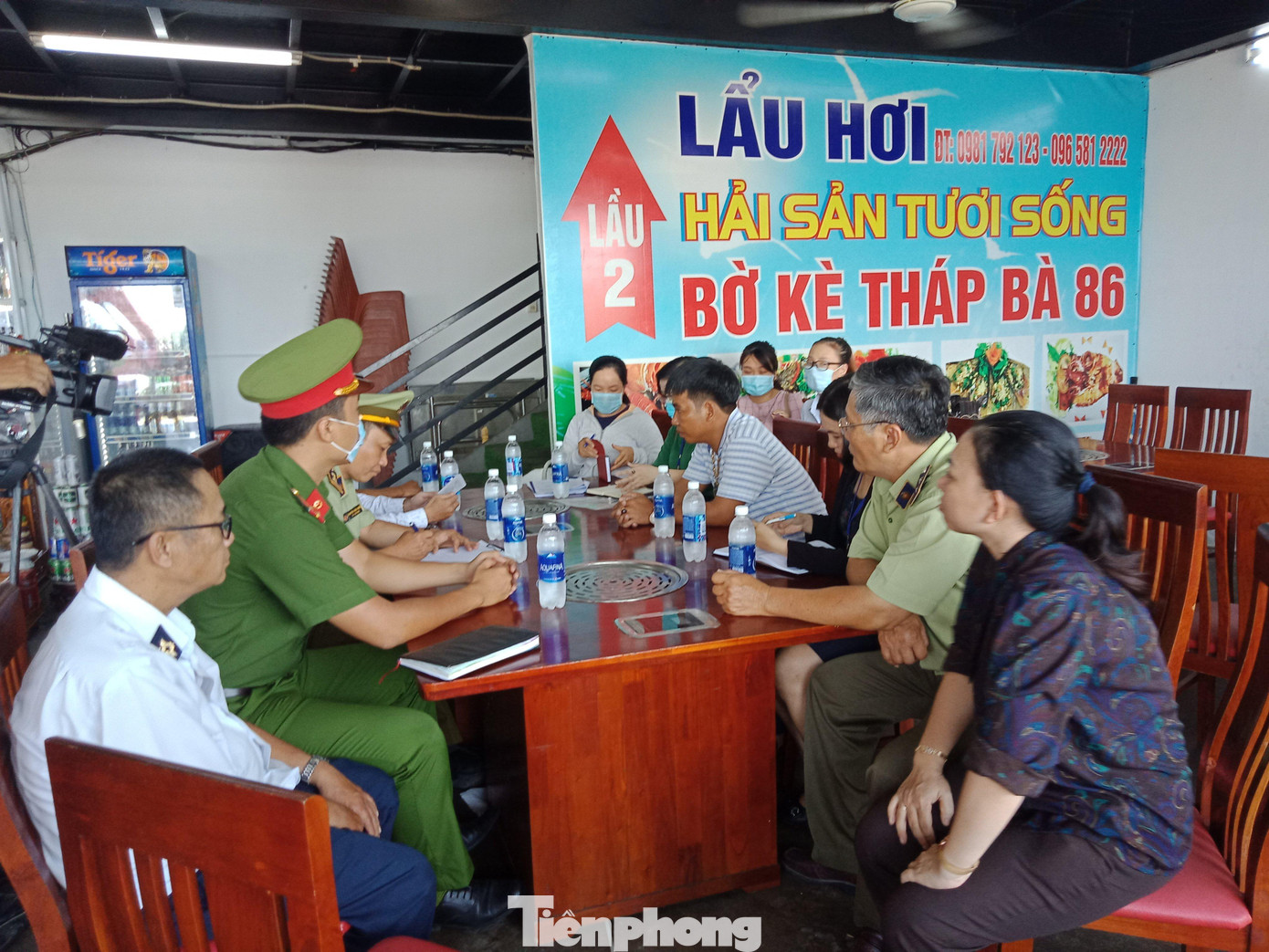 Đoàn kiểm tra liên ngành TP Nha Trang kiểm tra nhà hàng Bờ kè Tháp Bà 86. Ảnh L.H