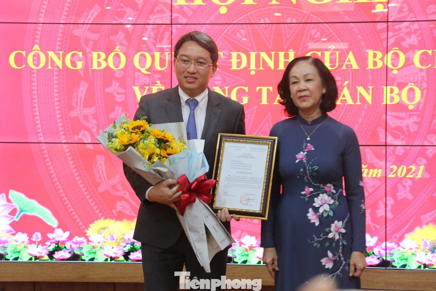 Bà Trương Thị Mai - Trưởng Ban Tổ chức Trung ương Đảng (bên phải ) trao quyết định của Bộ Chính trị cho ông Nguyễn Hải Ninh. Ảnh Lê An Bà Trương Thị Mai - Trưởng Ban Tổ chức Trung ương Đảng (bên phải ) trao quyết định của Bộ Chính trị cho ông Nguyễn Hải Ninh. Ảnh Lê An